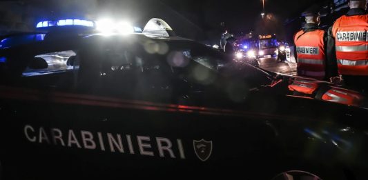 Fuggono al posto di blocco e si schiantano nel Foggiano: morto un 17enne, feriti altri 4 minorenni