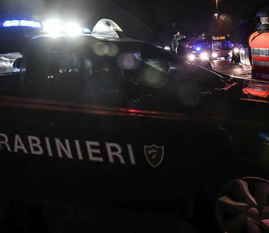 Schianto dopo la fuga al posto di blocco nel Foggiano: morto un 17enne, 4 feriti. Alla guida un altro minorenne