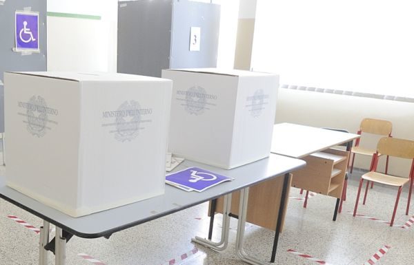 Referendum, alle 19 l’affluenza sfiora il 30%