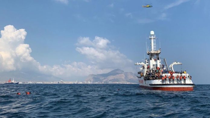OPEN ARMS, MIGRANTI SI GETTANO IN MARE PER PROTESTA AL LARGO DI PALERMO