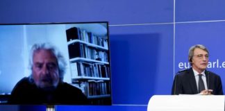 Grillo “Non credo nel Parlamento” e difende piattaforma Rousseau