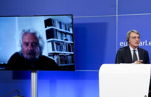 Grillo “Non credo nel Parlamento” e difende piattaforma Rousseau