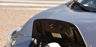 In Italia una donna su tre sceglie l’auto elettrica