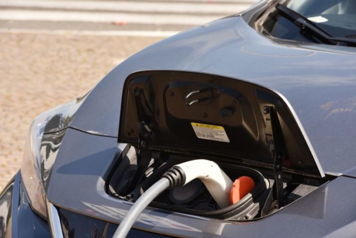 CARICAMENTO AUTO ELETTRICA RIFORNIMENTO