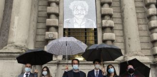 Il ritratto di Patrick Zaki sulla facciata di Palazzo Marino a Milano