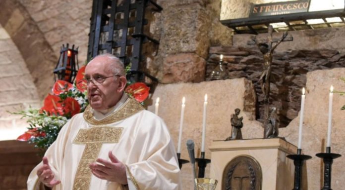 Papa Francesco firma sua terza enciclica “Fratelli tutti”