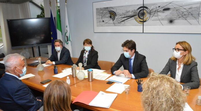 Acquaroli “Obbligo di mascherina e tamponi rapidi nelle scuole”