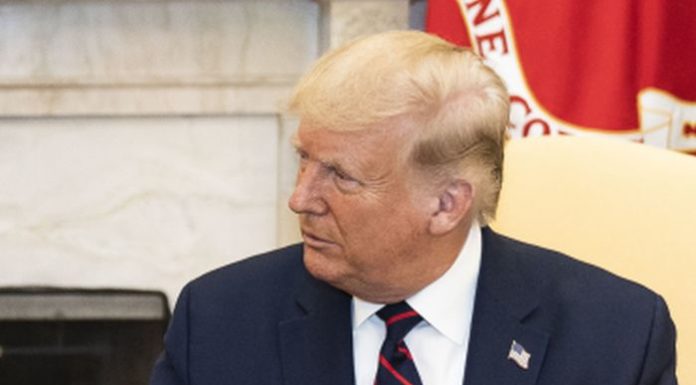 Usa, Trump lascia l’ospedale per salutare i fan