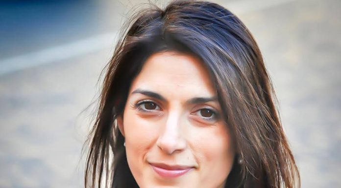 Coronavirus, Raggi in autoisolamento dopo positività capogabinetto