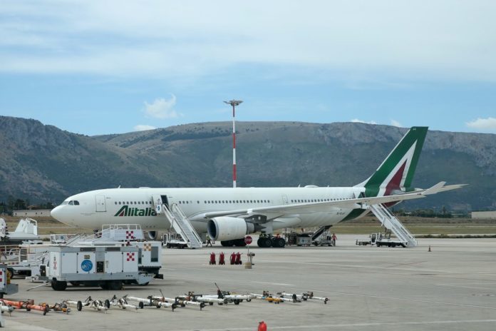 NELLA FOTO AEROPORTO DI PALERMO FALCONE E BORSELLINO AEREO AEREI ALITALIA