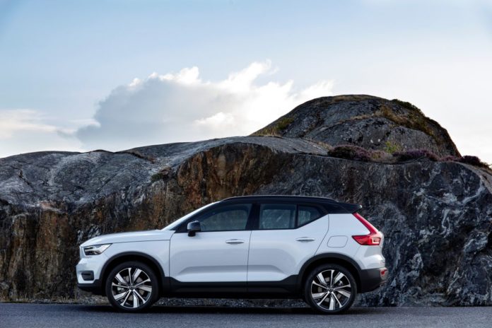 Volvo XC40 Recharge P8 AWD in Glacier Silver