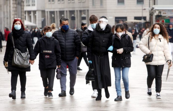 PERSONE CON MASCHERINA IN CENTRO A MILANO