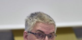 Brusaferro “Pandemia non è fuori controllo, limitare vita sociale”