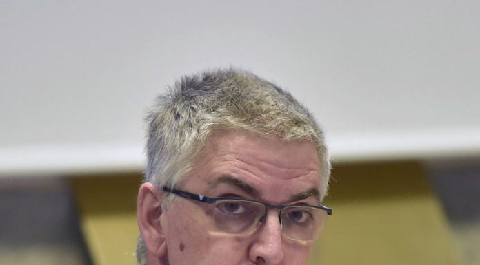 Brusaferro “Pandemia non è fuori controllo, limitare vita sociale”