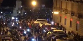 Coronavirus, protesta con scontri contro il coprifuoco a Napoli