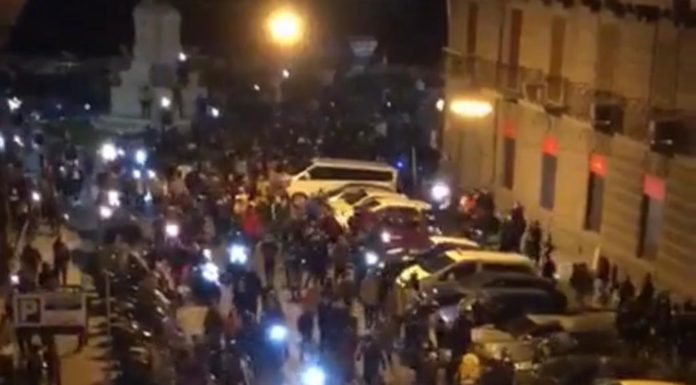 Coronavirus, protesta a Napoli con scontri contro il coprifuoco