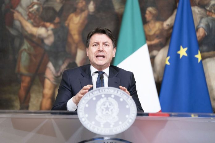 Il Presidente del Consiglio, Giuseppe Conte, in conferenza stampa.