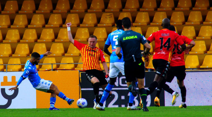 I fratelli Insigne in gol, il Napoli vince 2-1 a Benevento