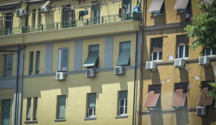 CORONAVIRUS, FASE 2: CONDIZIONATORI SUI PALAZZI A ROMA
