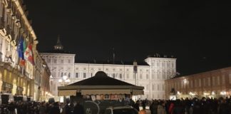 A Torino tensione a cortei di protesta anti Covid, scontri e fermi