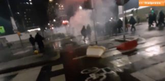 A Milano proteste anti Covid, scontri in piazza