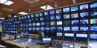 Televisione, italiani sempre più connessi e multitasking