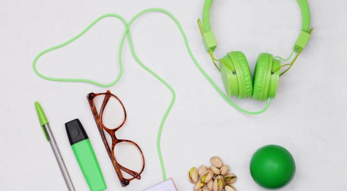 Lo smartworking cambia le abitudini alimentari, snack veloci e più sani