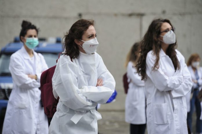 EMERGENZA CORONAVIRUS FASE 2 FLASH MOB DEGLI SPECIALIZZANDI IN MEDICINA DI FIRENZE
