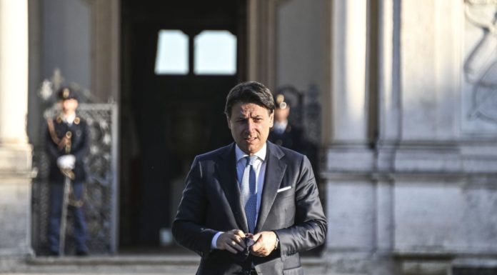 Conte firma il nuovo Dpcm, Regioni chiedono confronto sui dati