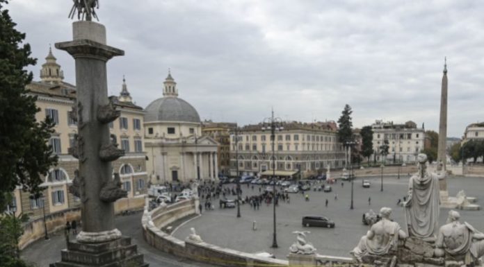 Proietti, l’ultimo saluto a Roma tra applausi e commozione