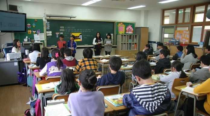 Acquaroli “Al vaglio aiuti per strumenti Dad e studenti fuori sede”