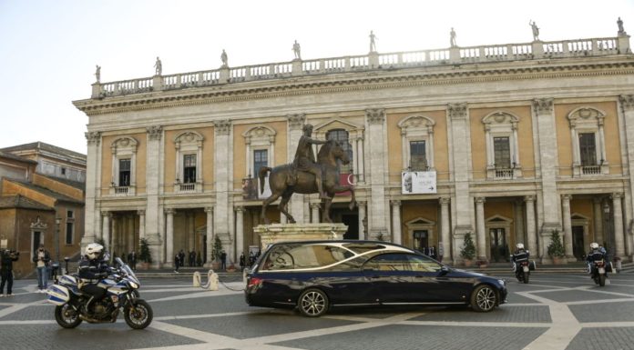L’ultimo saluto a Stefano D’Orazio, i fan intonano “Pensiero”