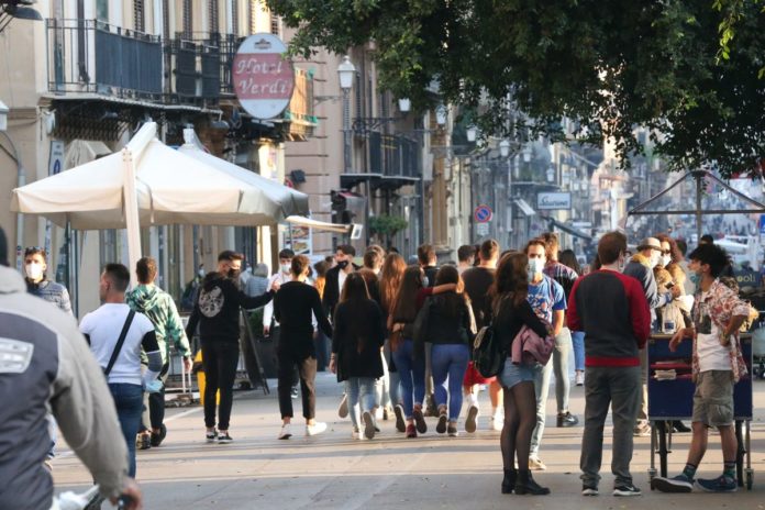 CENTRO DI PALERMO, MOLTISSIMA GENTE IN GIRO NONOSTANTE LA CHIUSURA DEI LOCALI