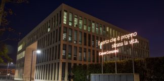 Bologna, in via Carracci accese le luminarie di Cesare Cremonini