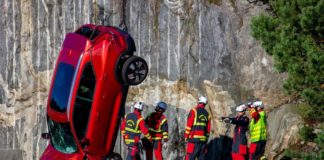 Volvo fa cadere auto da 30 metri per aiutare servizi di soccorso