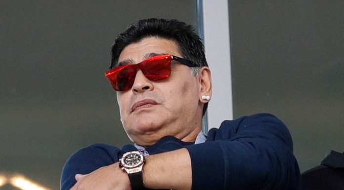 Feretro Maradona alla Casa Rosada, prime visite familiari e compagni