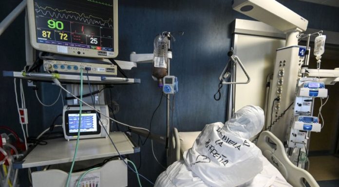 Coronavirus, lieve calo positivi e meno ricoveri in intensive