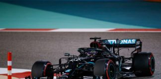 Hamilton in pole nel Gp del Bahrain, sesta fila per le Ferrari