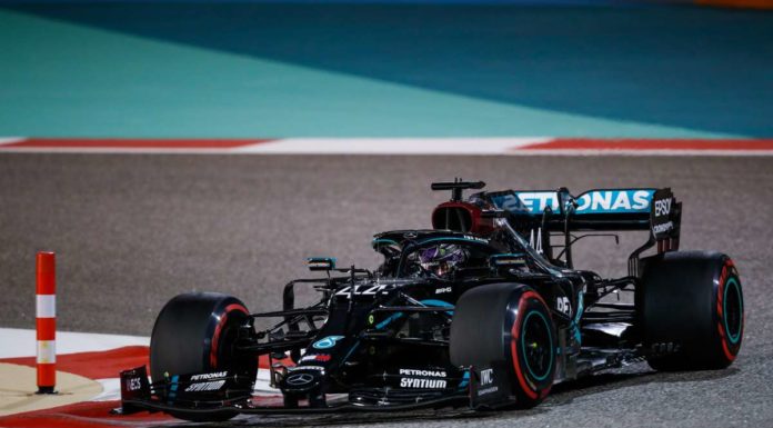 Hamilton in pole nel Gp del Bahrain, sesta fila per le Ferrari