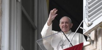 Papa “più sobrietà e attenzioni ai vicini”