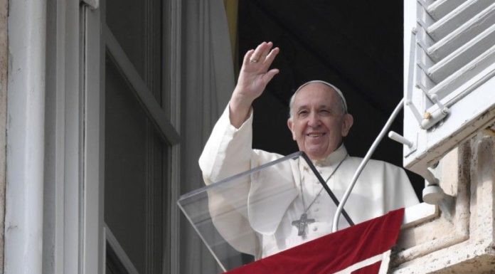 Papa “più sobrietà e attenzioni ai vicini”