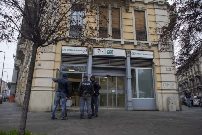 RAPINA IN BANCA A MILANO: LADRI IN FUGA DALLE FOGNE CON IL BOTTINO