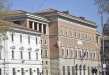 Borsa sospetta con foulard con falce e martello rinvenuta davanti al Ministero della Giustizia