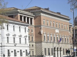 Borsa sospetta con foulard con falce e martello rinvenuta davanti al Ministero della Giustizia