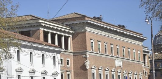 Borsa sospetta con foulard con falce e martello rinvenuta davanti al Ministero della Giustizia