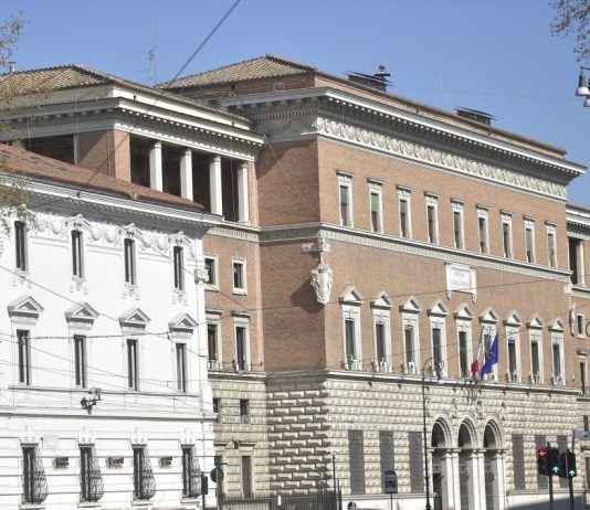 Borsa sospetta con foulard con falce e martello rinvenuta davanti al Ministero della Giustizia