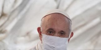 Papa “Vicino a medici e infermieri, grazie per la tenerezza”