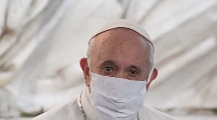 Papa “Vicino a medici e infermieri, grazie per la tenerezza”