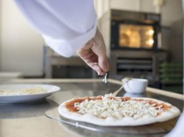 La Regione Campania e il gruppo Comexposium firmano un accordo preliminare per la promozione nel mondo dell’arte del Pizzaiuolo