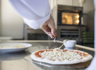 La Regione Campania e il gruppo Comexposium firmano un accordo preliminare per la promozione nel mondo dell’arte del Pizzaiuolo